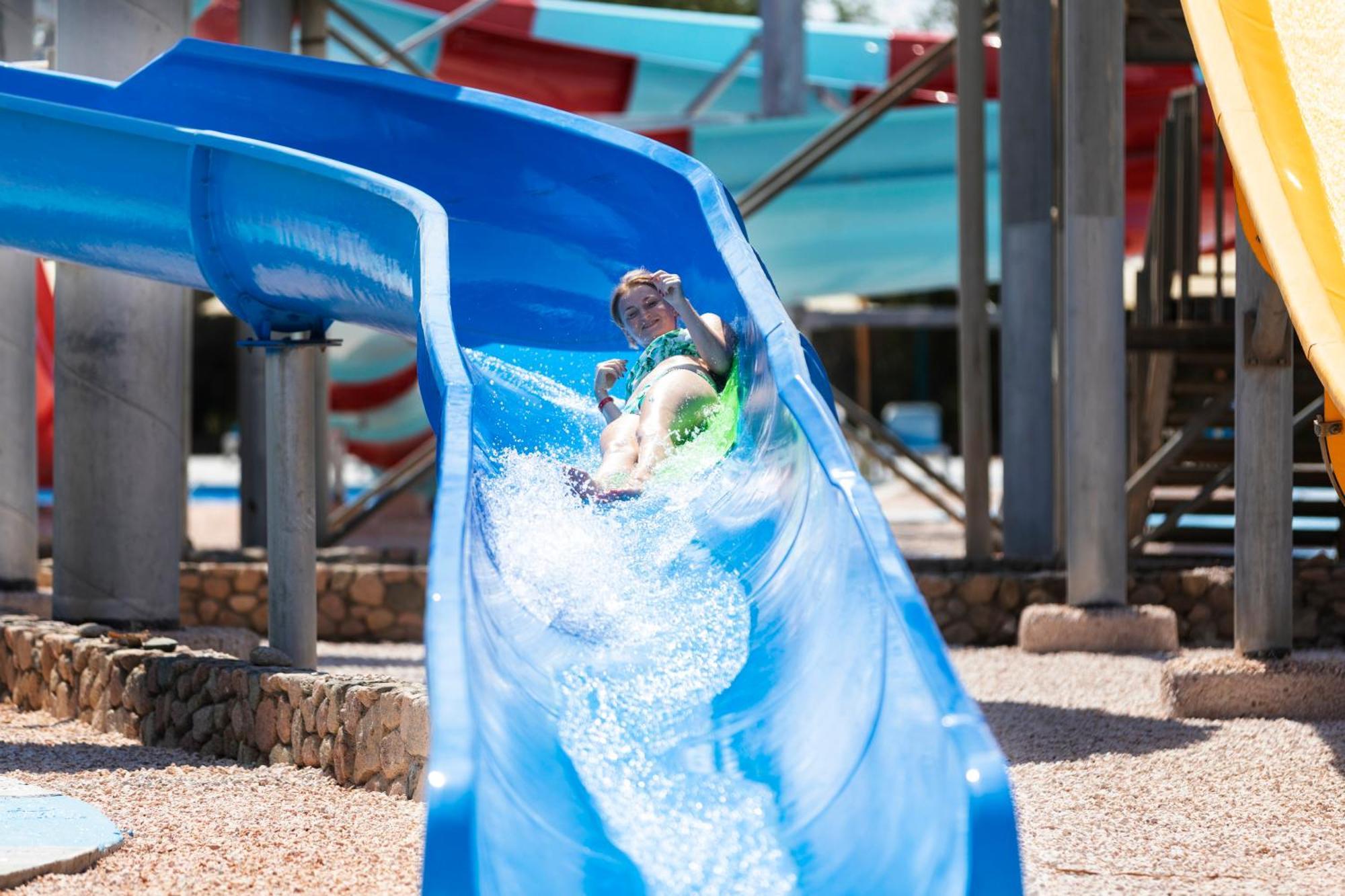 ホテル Xperience Kiroseiz Aquapark Premier-Naama Bay シャルム・エル・シェイク エクステリア 写真 A child on a water slide